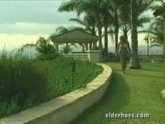 junge omi erlebt outdoor dreier sex (1)